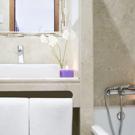 Alhambra - Adults Only بيت ضيافة نيرخا